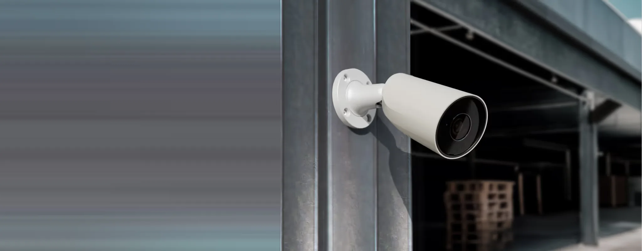 Telecamera di videosorveglianza installata su una parete industriale