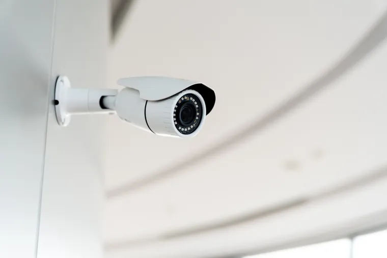 Telecamera di videosorveglianza in uno spazio pubblico