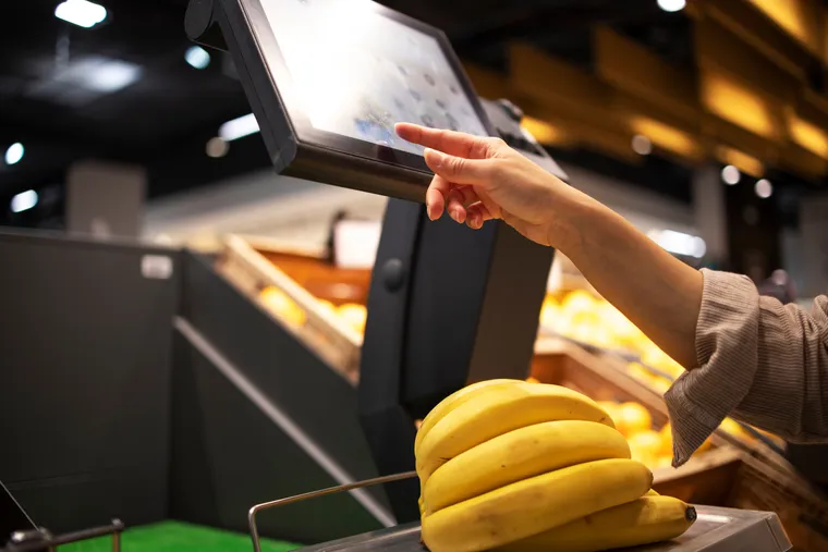 Pagamento al banco di un negozio retail