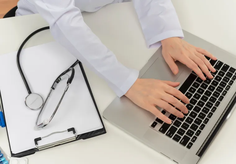 Professionista sanitario al computer